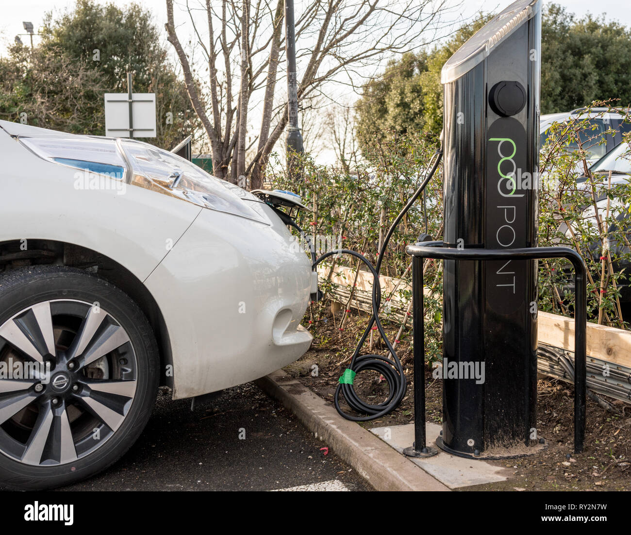 Nissan auto elettrica essere ricaricati in parcheggio Foto Stock