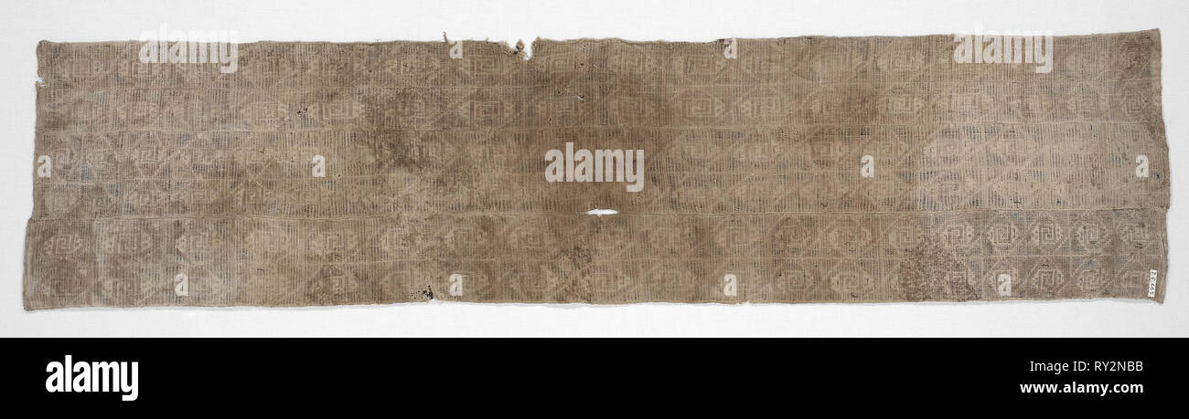 Stoffa di grandi dimensioni, c. 1100-1400. Perù, Costa Nord, cultura Chimú, 12th del XV secolo. Panno liscio con sovrapposizione di arazzo-come decorazione; cotone e lana; complessivo: 142,3 x 33 cm (56 x 13 Foto Stock