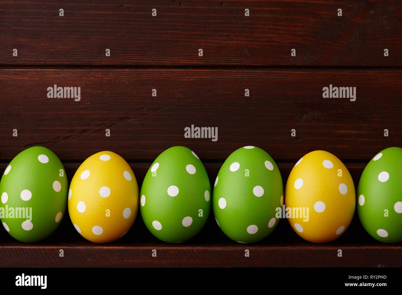 Punteggiato di uova di Pasqua su sfondo di legno Foto Stock