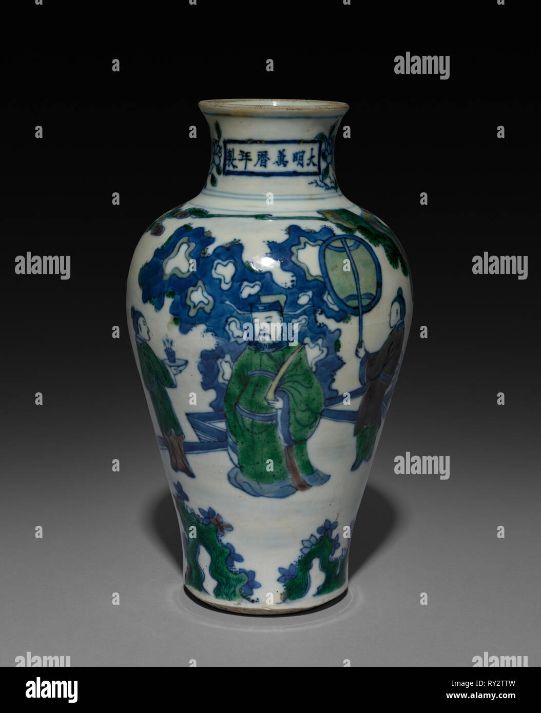 Vaso, 1573-1620. Cina, provincia di Jiangxi, Jingdezhen forni, dinastia Ming (1368-1644), Wanli regno (1572-1620). Porcellana con underglaze decorazione blu; complessivo: 21,4 cm (8 7/16 in Foto Stock