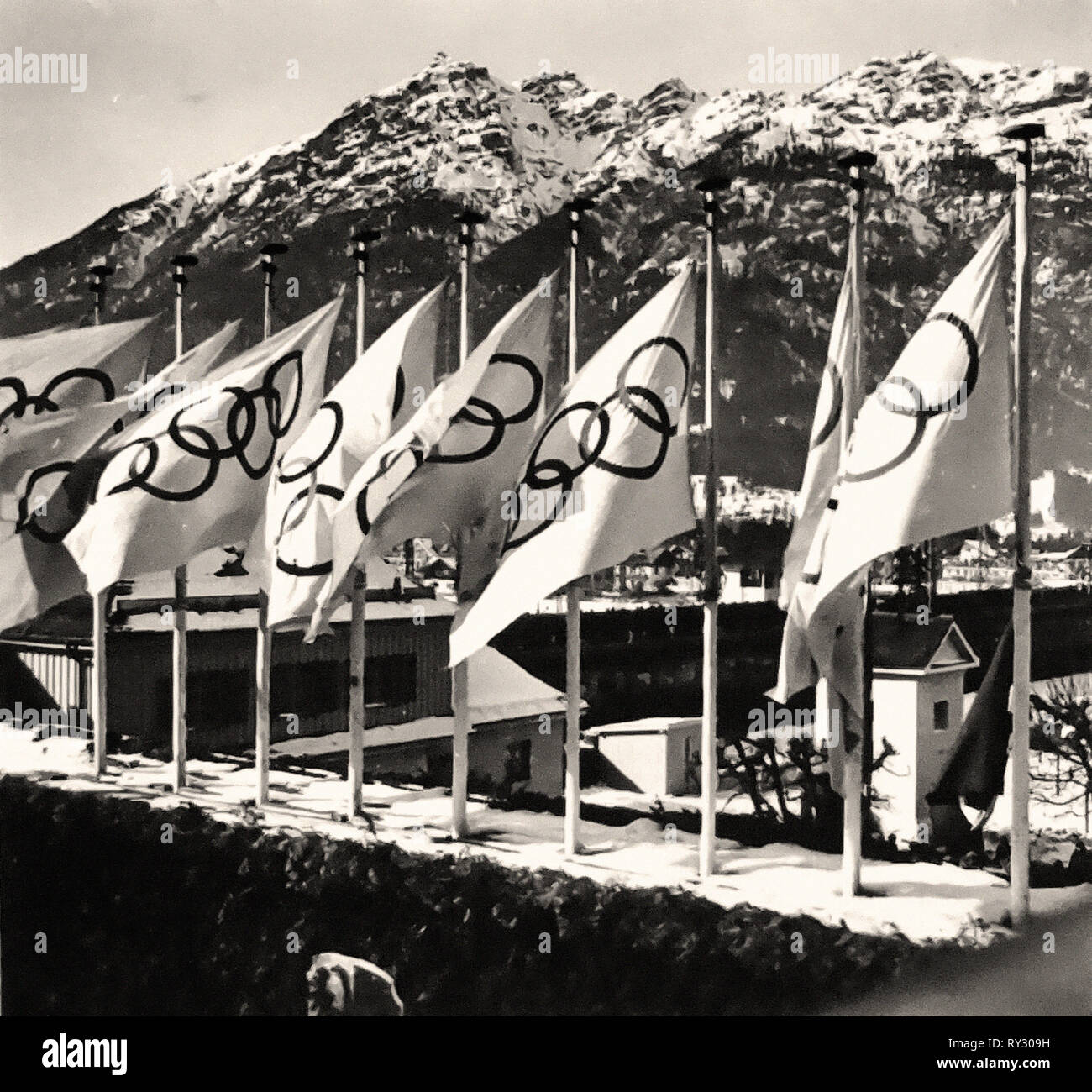 1936 Giochi Olimpici di Berlino - Bandiere del 1936 Giochi Olimpici Invernali a Garmisch Partenkirchen un resort in Città della Baviera nella Germania meridionale Foto Stock