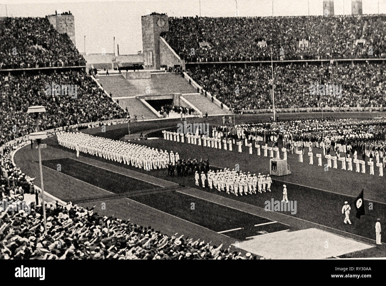 1936 Giochi Olimpici di Berlino - i tedeschi salutare i loro team olimpico con il saluto nazista in occasione delle Olimpiadi di Berlino del 1936 Foto Stock