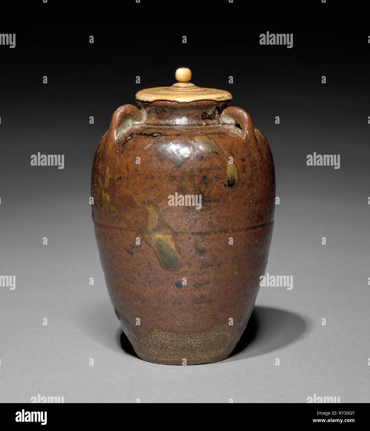 Tea Caddy, XVIII secolo. Giappone, Periodo Edo (1615-1868). La porcellana ; complessivo: 8 cm (3 1/8 in Foto Stock