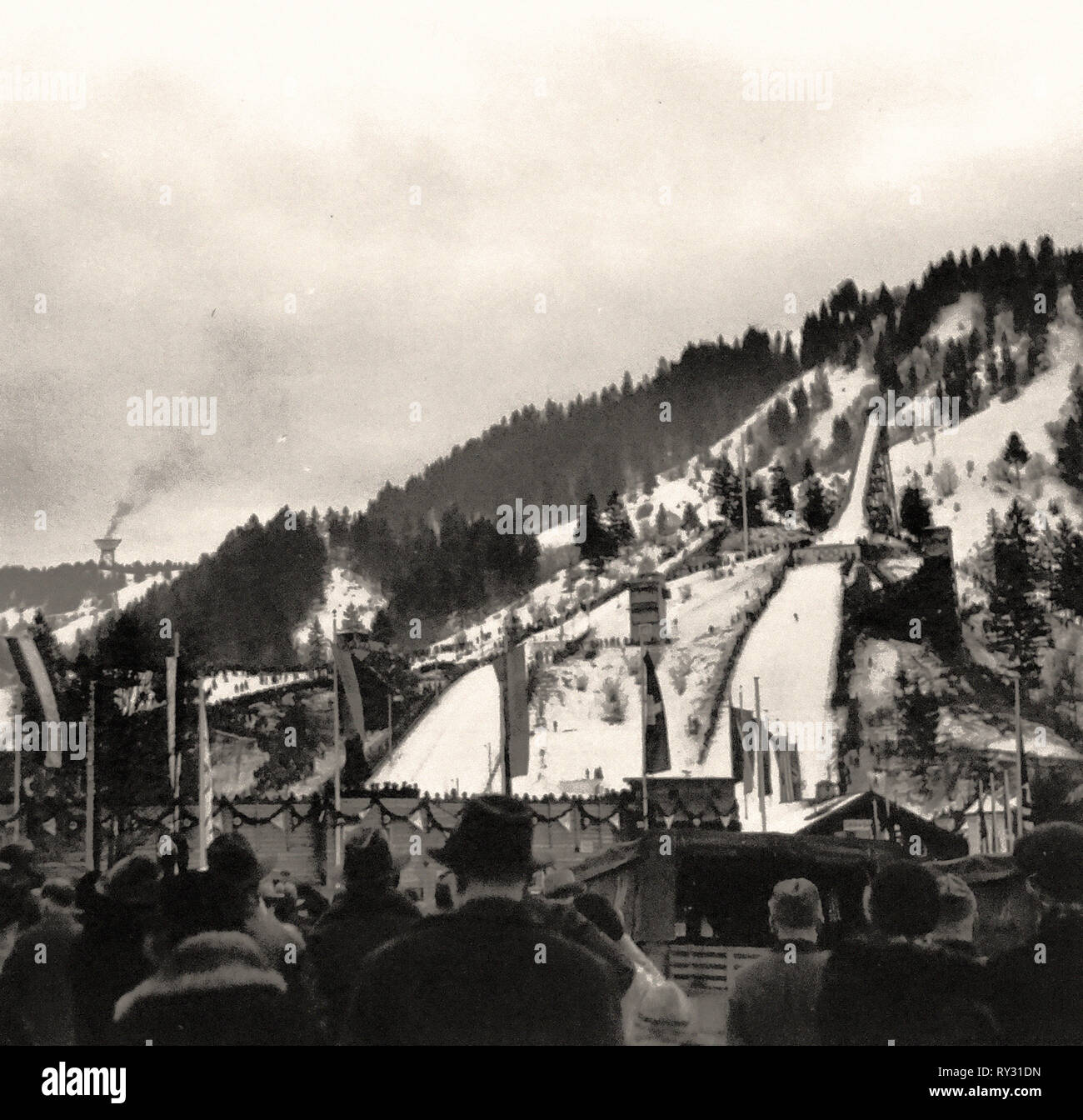 1936 Giochi Olimpici di Berlino - Ski Jumping concorso al 1936 Giochi Olimpici Invernali a Garmisch Partenkirchen un resort in Città della Baviera nella Germania meridionale Foto Stock