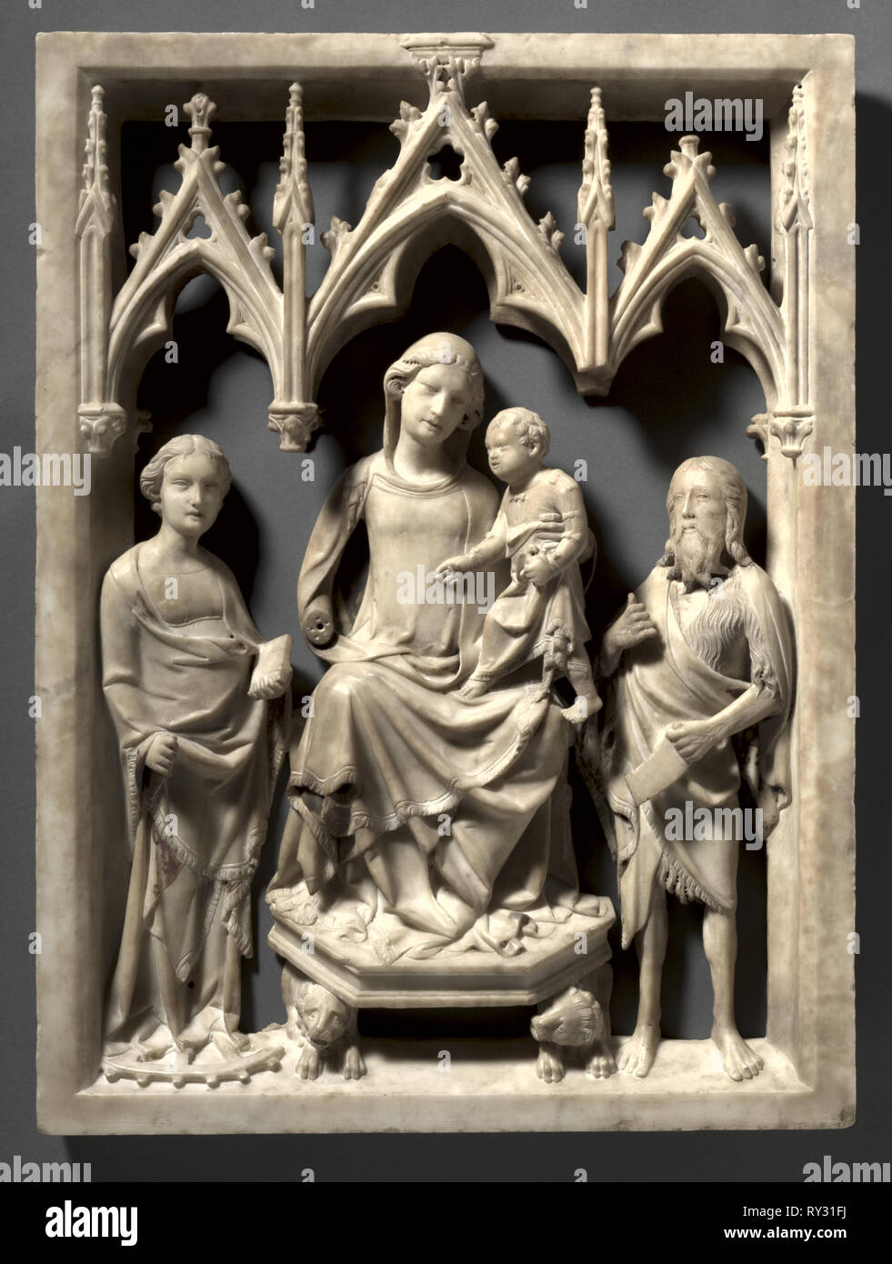 Madonna con il Bambino e i santi Caterina e Giovanni Battista, c. 1340-1350. Giovanni di Agostino (Italiano, c. 1310-1370). Marmo con tracce di policromia e doratura; complessivo: 70,5 x 52,5 x 5,9 cm (27 3/4 x 20 11/16 x 2 5/16 in Foto Stock