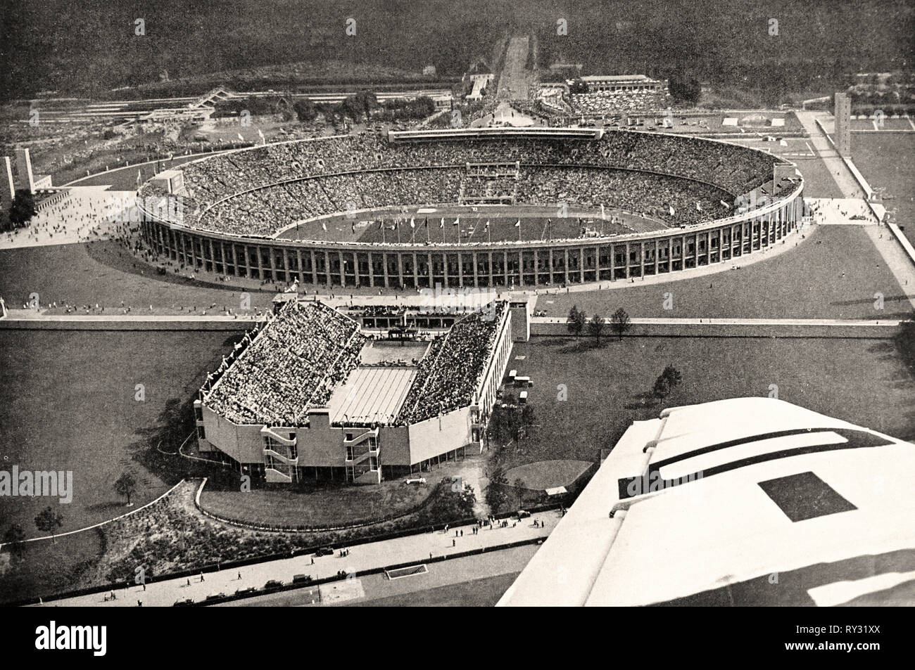 1936 Giochi Olimpici di Berlino - la Olympic Arena e lo stadio di nuoto in occasione delle Olimpiadi di Berlino del 1936 Foto Stock