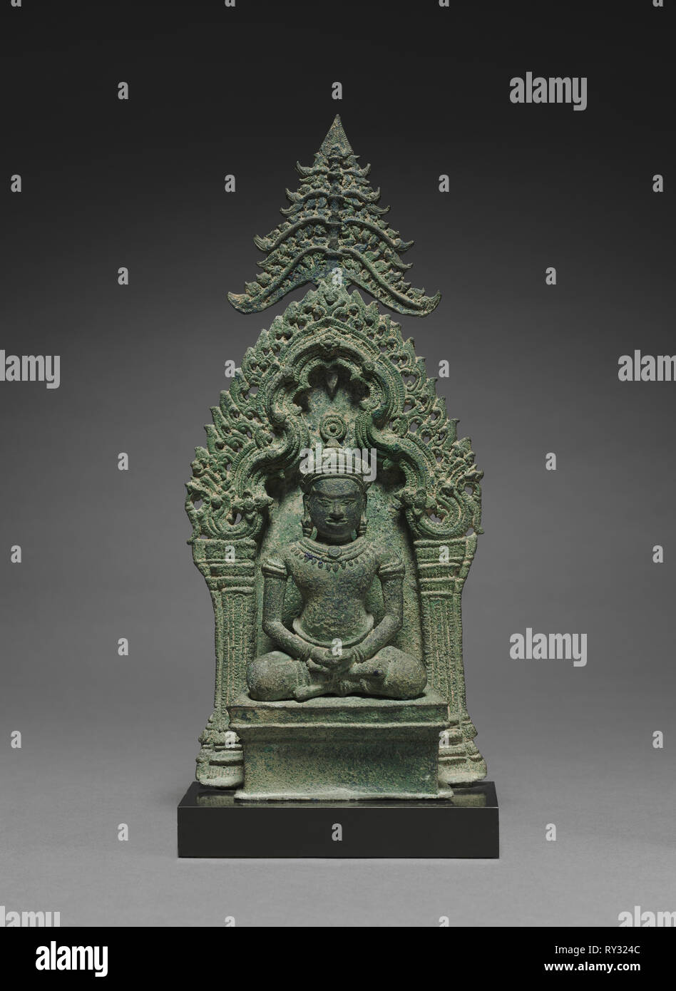 Pala d altare con il Buddha in trono, mid-1100s. Cambogia, trovati in Vietnam, vicino a Ho Chi Minh City, regno di Suryavarman II, Angkor Wat periodo, prima metà del XII secolo. Bronzo; complessivo: 26,8 cm (10 9/16 in Foto Stock