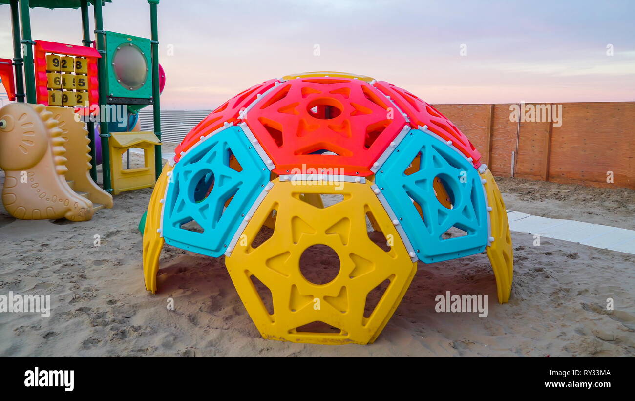 Un'altra spiaggia parco giochi per bambini sulla riva della spiaggia di Rimini in Italia Foto Stock