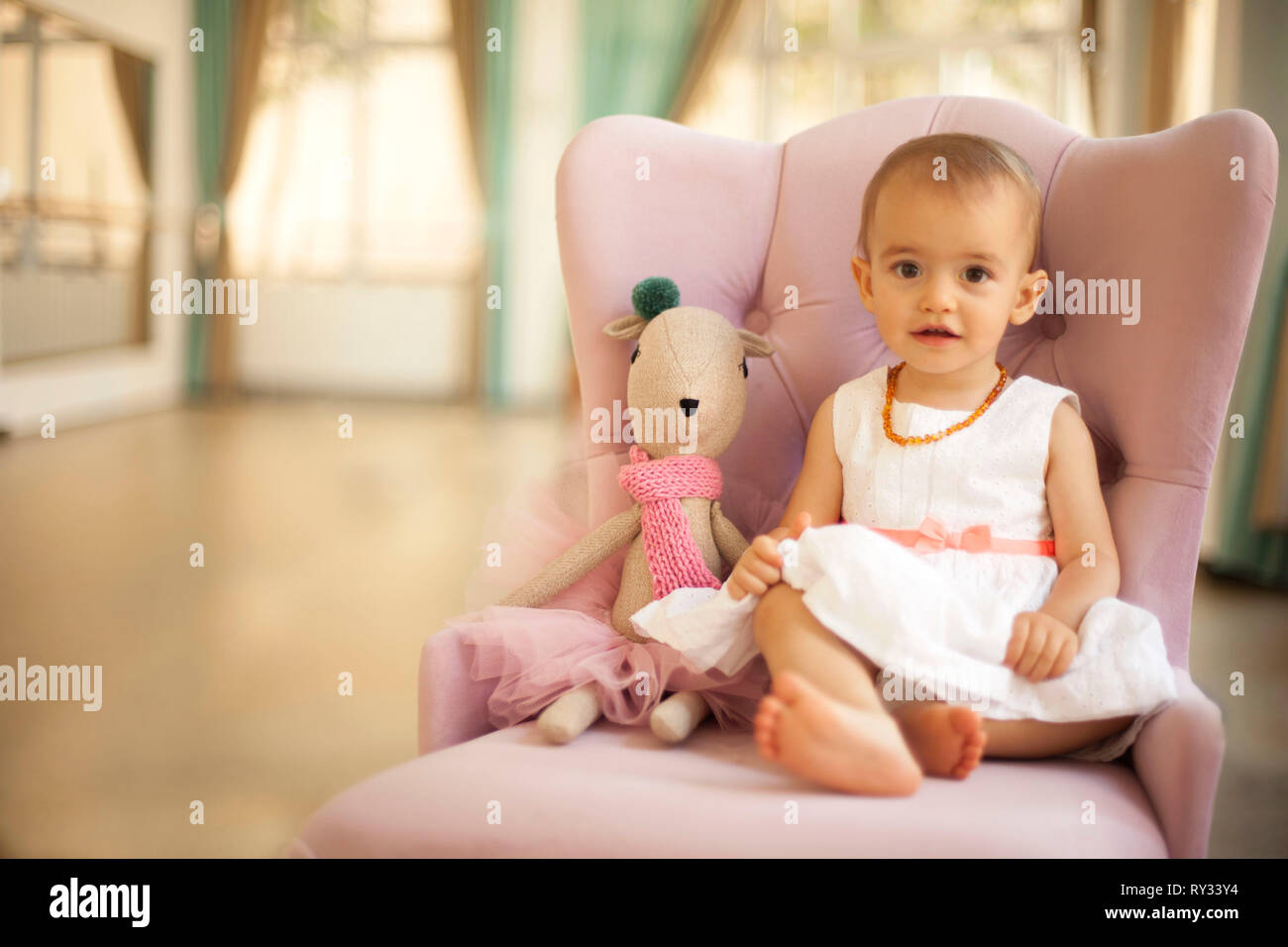 Carino adorabile bambina giocando con la prima bambola Foto Stock