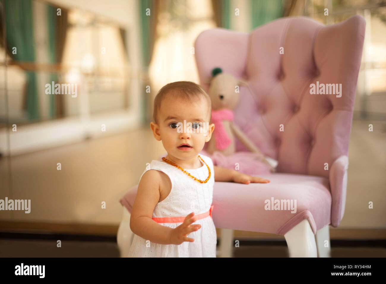 Carino adorabile bambina giocando con la prima bambola Foto Stock