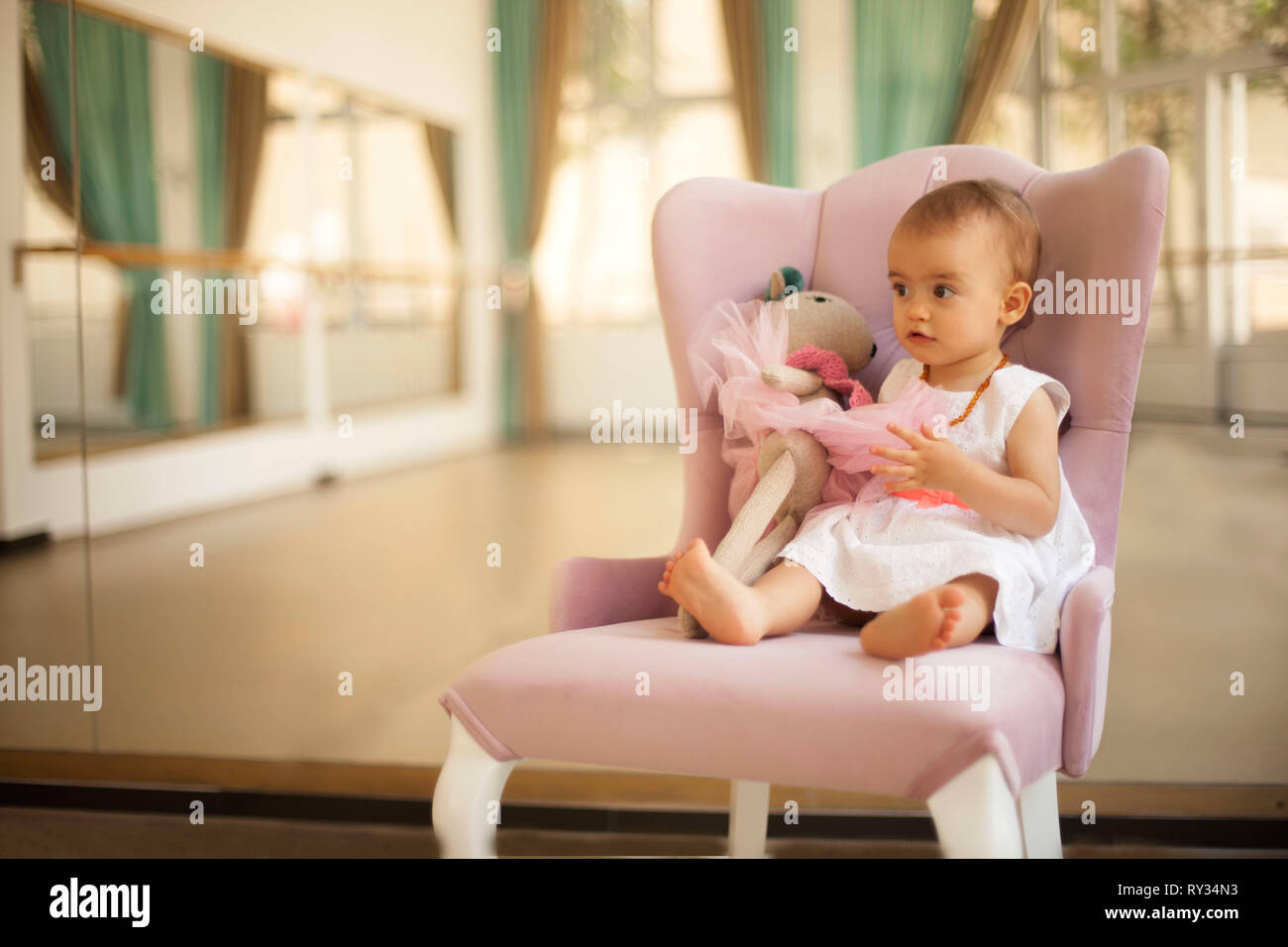 Carino adorabile bambina giocando con la prima bambola Foto Stock