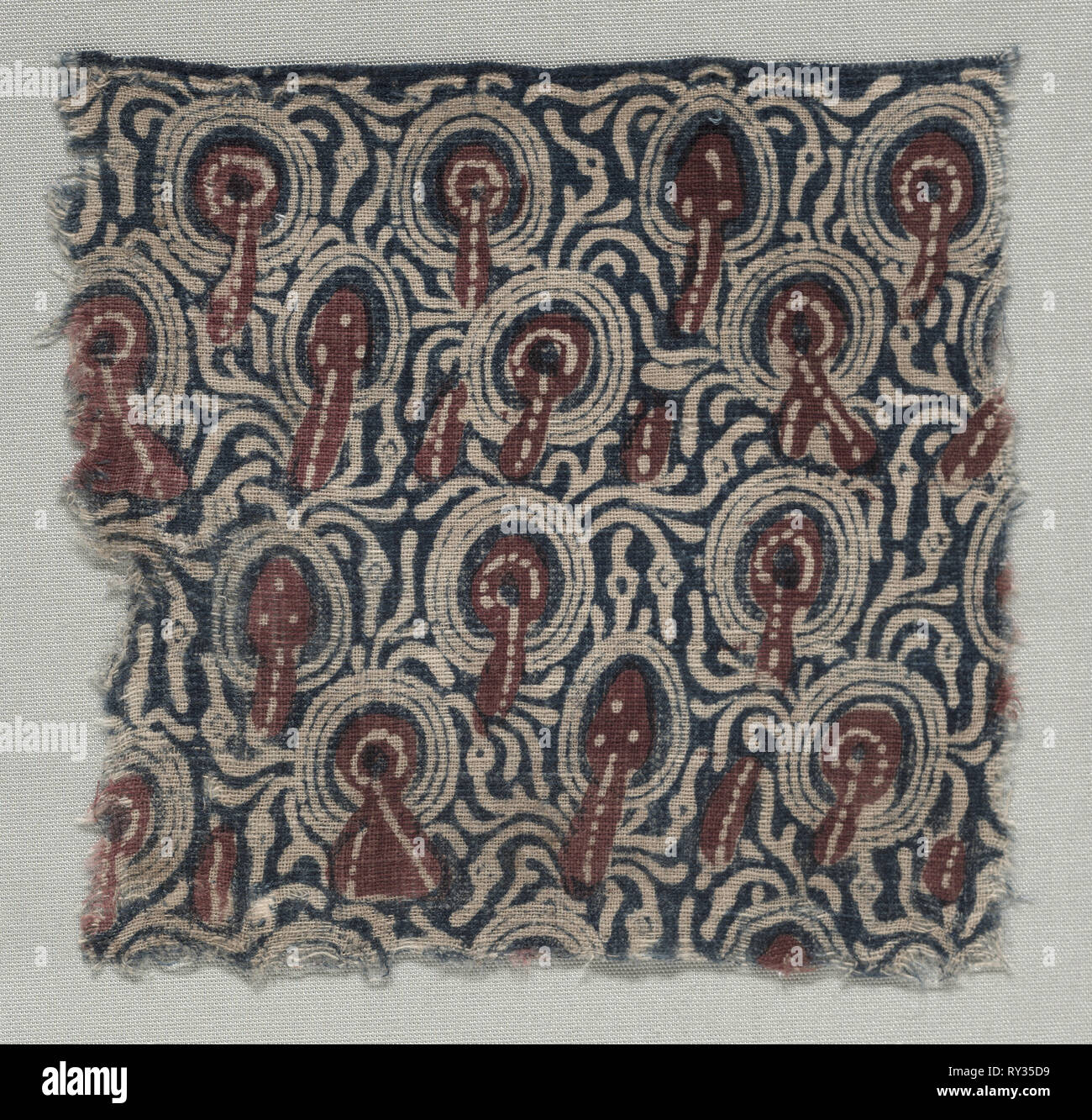 Un frammento, 1400s (?). India, xv secolo (?). Prelevate il resist, dipinto di mordenite, tinti; cotone; complessivo: 15,6 x 15 cm (6 1/8 x 5 7/8 in Foto Stock
