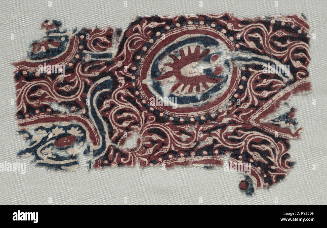 Un frammento, 1400s. India, del XV secolo. Prelevate il resist, dipinto di mordenite, tinti; cotone; complessivo: 31,8 x 20 cm (12 1/2 x 7 7/8 in Foto Stock