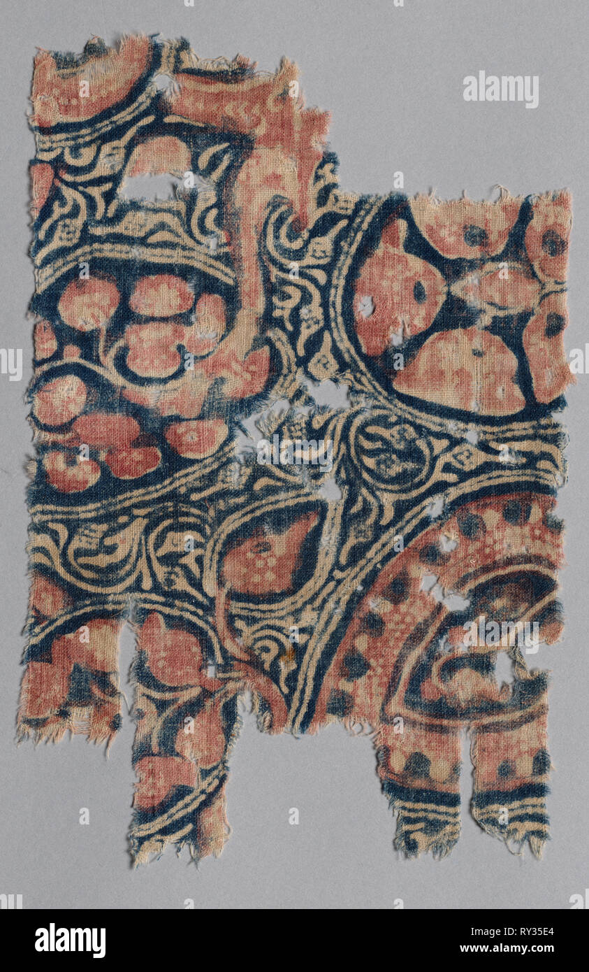 Un frammento, 1400s (?). India, xv secolo (?). Applicato resist, dipinto di mordenite, tinti; cotone; complessivo: 24,5 x 15,9 cm (9 5/8 x 6 1/4 in Foto Stock