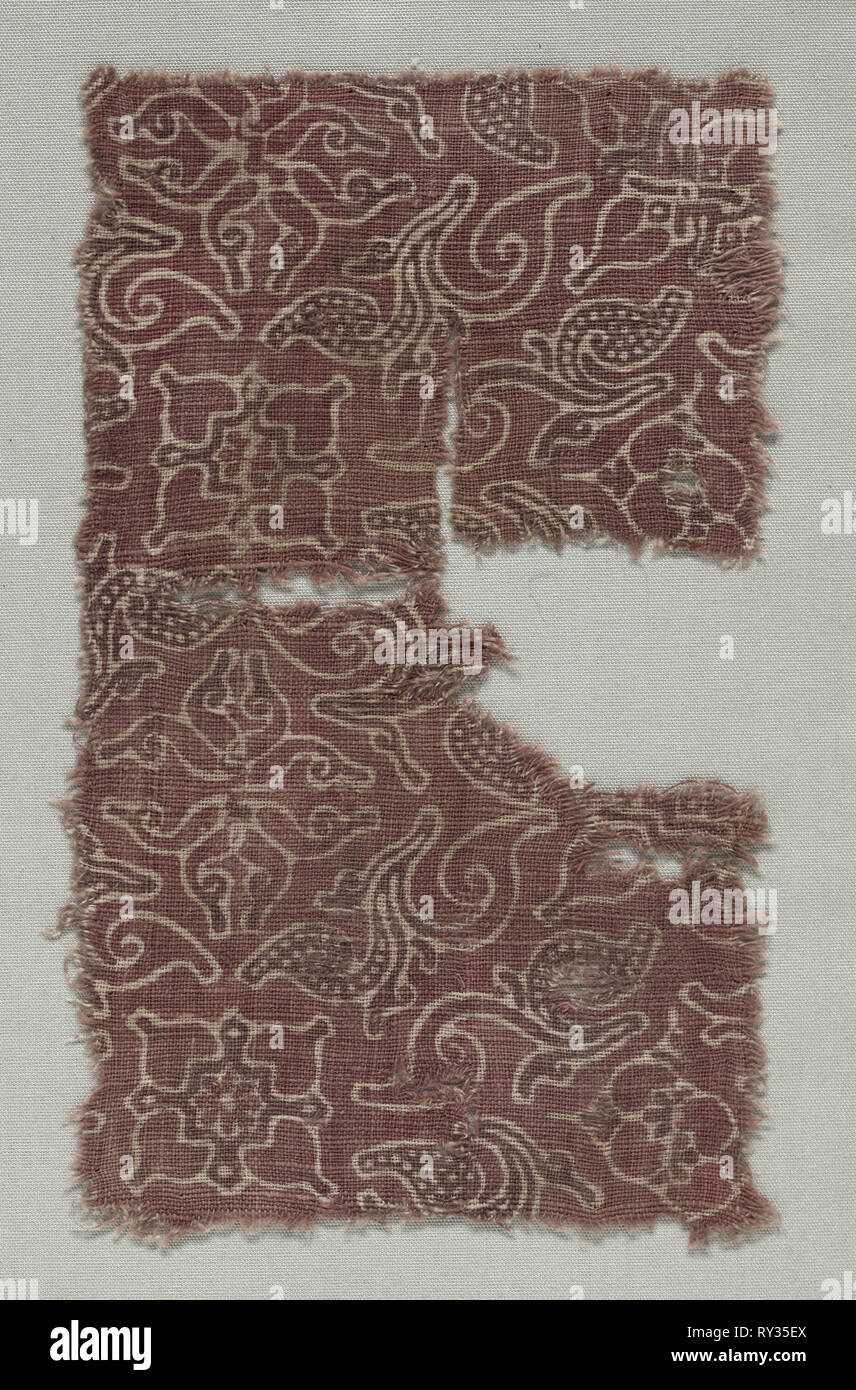Un frammento, 1400s (?). India, xv secolo (?). Stampigliato resistere, dipinta per la mordenzatura, tinti; cotone; complessivo: 23,9 x 14 cm (9 7/16 x 5 1/2 in Foto Stock