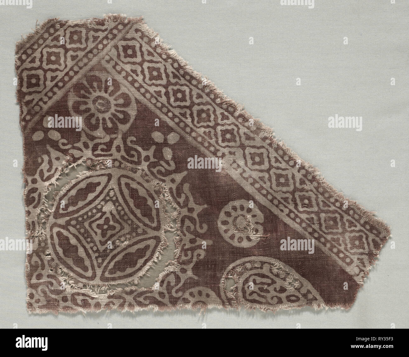 Un frammento, 1300s. India, XIV secolo. Prelevate il resist, dipinto di mordenite, tinti; cotone; complessivo: 32,7 x 25,7 cm (12 7/8 x 10 1/8 in Foto Stock