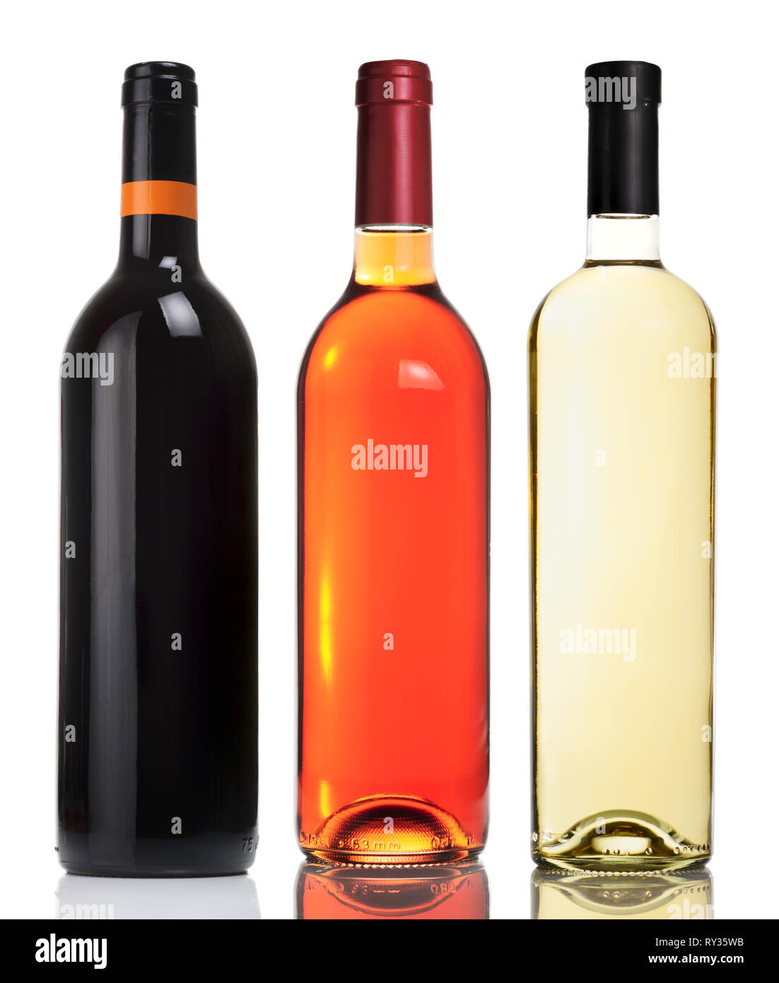 Tre bottiglie di rosso, rosa e vini bianchi isolati su bianco. Foto Stock