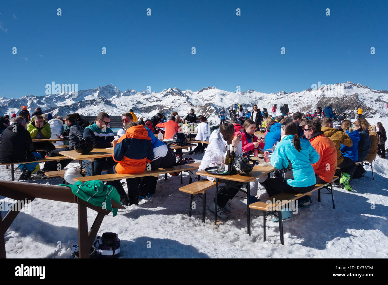 Sciatori di pausa da sci presso lo Chalet Fiat, un bar sulle piste da sci del Monte Spinale, Madonna di Campiglio, Dolomiti, Italia Europa Foto Stock