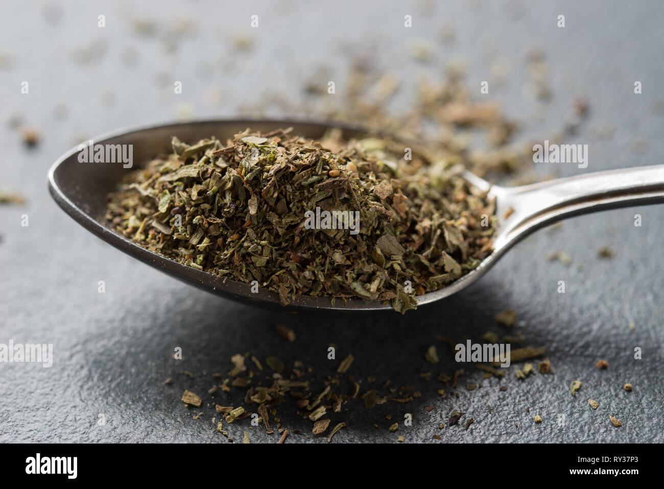 Cucchiaio di herbes de Provence sulla tabella macro Foto Stock