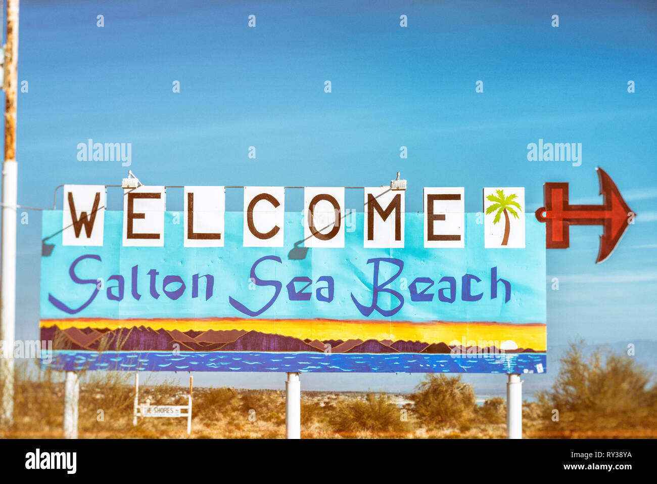 Segno di benvenuto a Salton Sea Beach. Imperial County, California del Sud, Stati Uniti d'America. Fotografia elaborata con un effetto vintage. Foto Stock