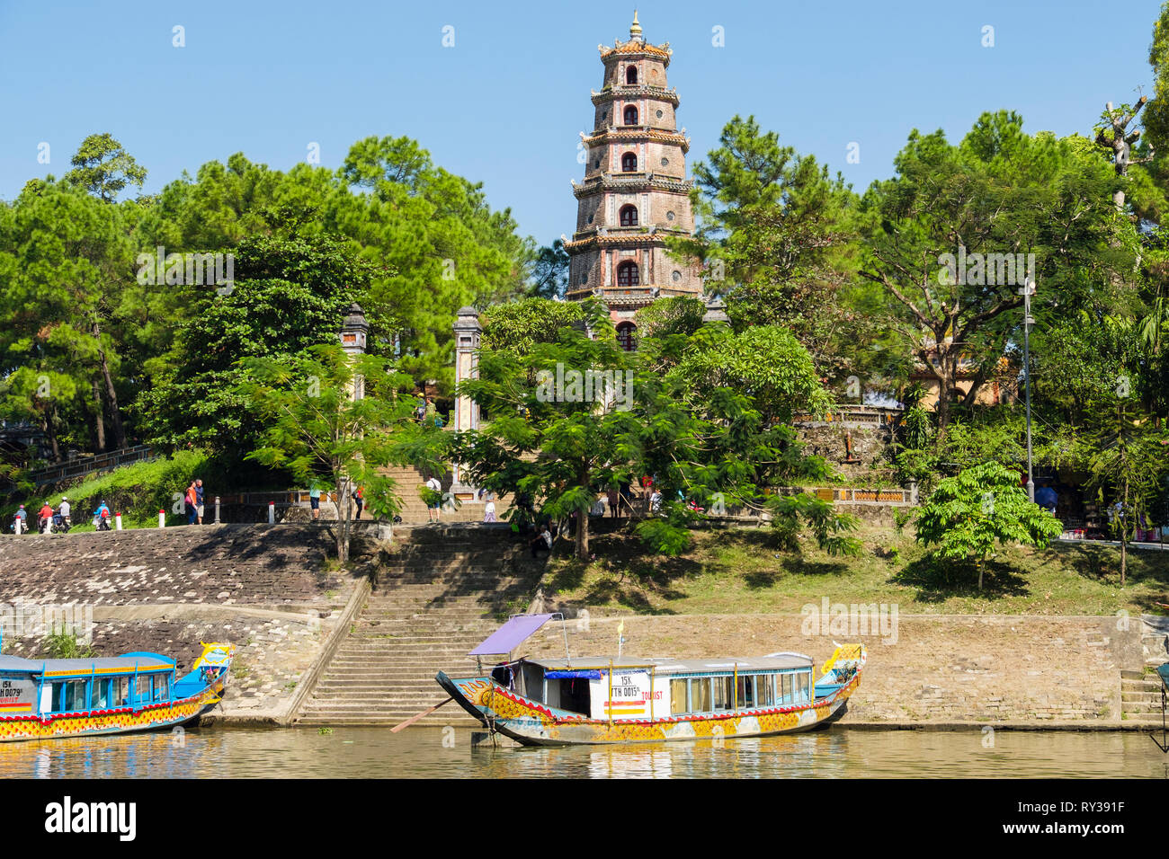 Le imbarcazioni turistiche ormeggiato al di sotto di passi fuori Thien Mu Pagoda accanto a Song Huong Fiume Perfume. Tinta, Thừa Thien Hue, Provincia del Vietnam, in Asia Foto Stock