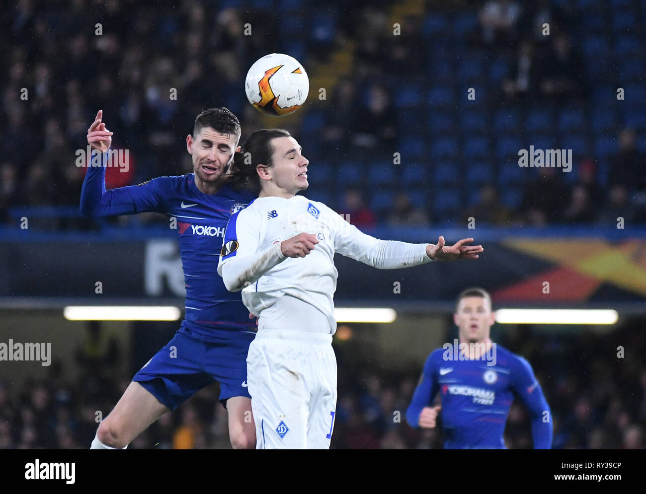 Londra, Inghilterra - Marzo 7, 2019: Jorge Luiz Frello Filho (Jorginho) di Chelsea e Mykola Shaparenko della dinamo nella foto durante la prima tappa del 2018/19 UEFA Europa League lo scorso 16 Round gioco tra Chelsea FC (Inghilterra) e Dinamo Kiev (Ucraina) a Stamford Bridge. Foto Stock