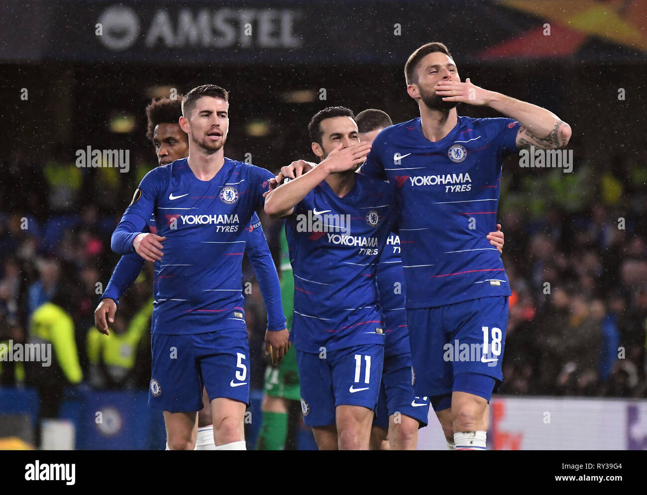 Londra, Inghilterra - Marzo 7, 2019: Pedro Eliezer Rodríguez Ledesma di Chelsea celebra con Olivier Giroud del Chelsea dopo aver segnato un gol durante la prima tappa del 2018/19 UEFA Europa League lo scorso 16 Round gioco tra Chelsea FC (Inghilterra) e Dinamo Kiev (Ucraina) a Stamford Bridge. Foto Stock