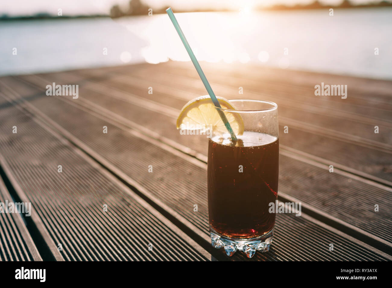 Concetto di vacanza di lusso. Cola sul molo in legno. Cielo blu chiaro. Orizzontale, formato wide screen. Foto Stock