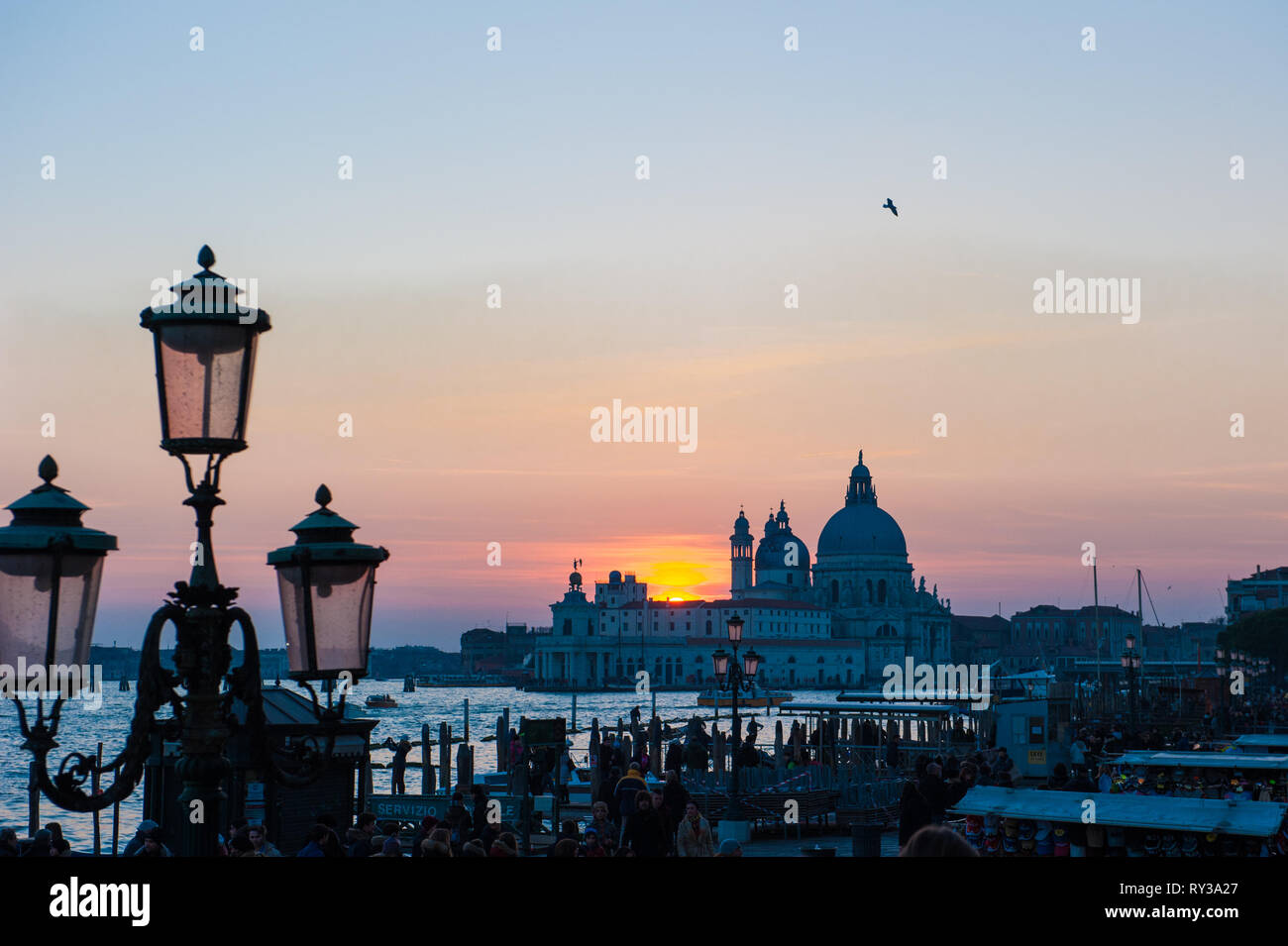 Un tramonto meraviglioso con vista sulla chiesa nei pressi di San Marco a Venezia. Foto Stock