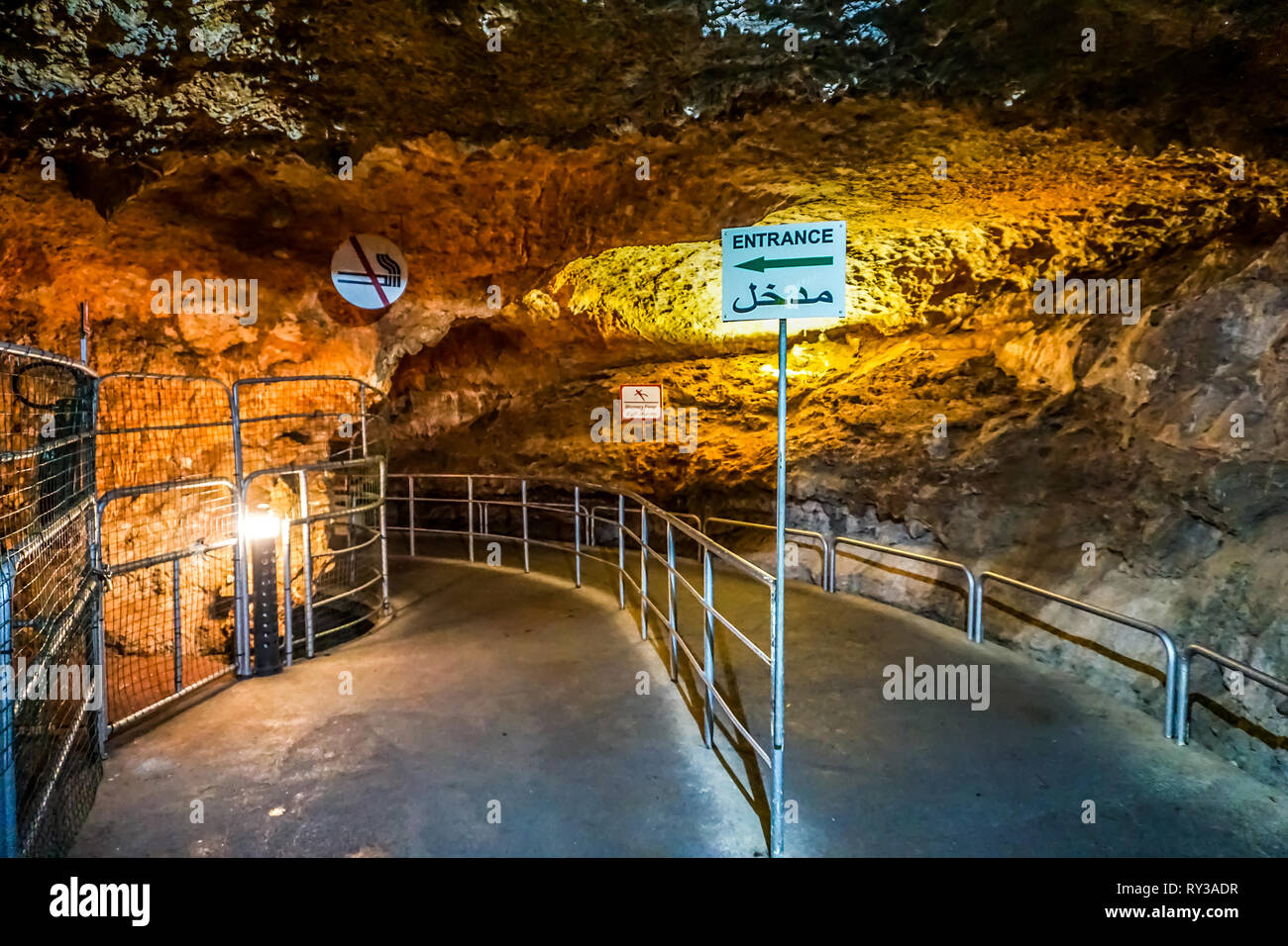 La Grotta di Jeita grotte calcaree ingresso Sign in fossa Foto Stock