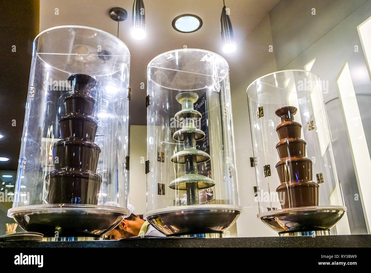 Acquolina in bocca scura di fusione bianco latte e fontane di cioccolato Foto Stock
