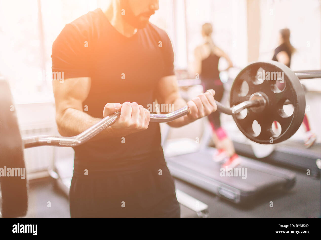 Muscolare uomo barbuto durante gli allenamenti in palestra. Foto Stock