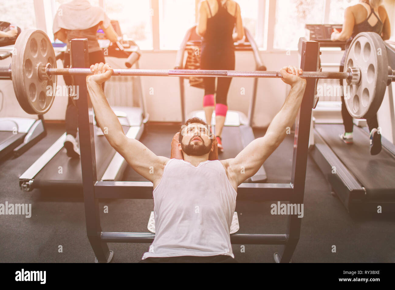 Muscolare uomo barbuto durante gli allenamenti in palestra. Foto Stock