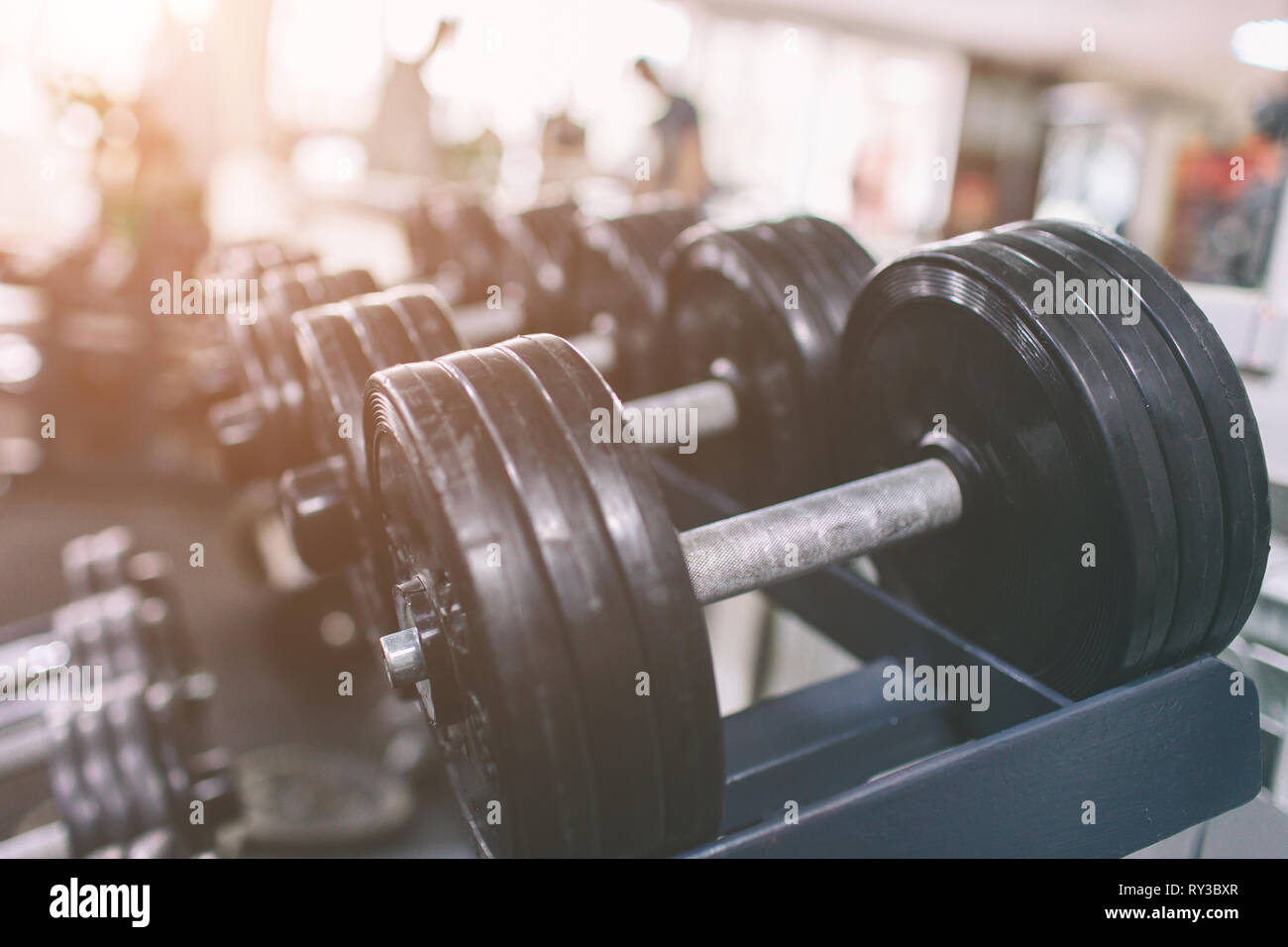 Nero set di manubri. Close up molti pesi in sport fitness center. Le righe nella palestra con altissimo contrasto e tonalità di colore sport e concetto di salute. Foto Stock