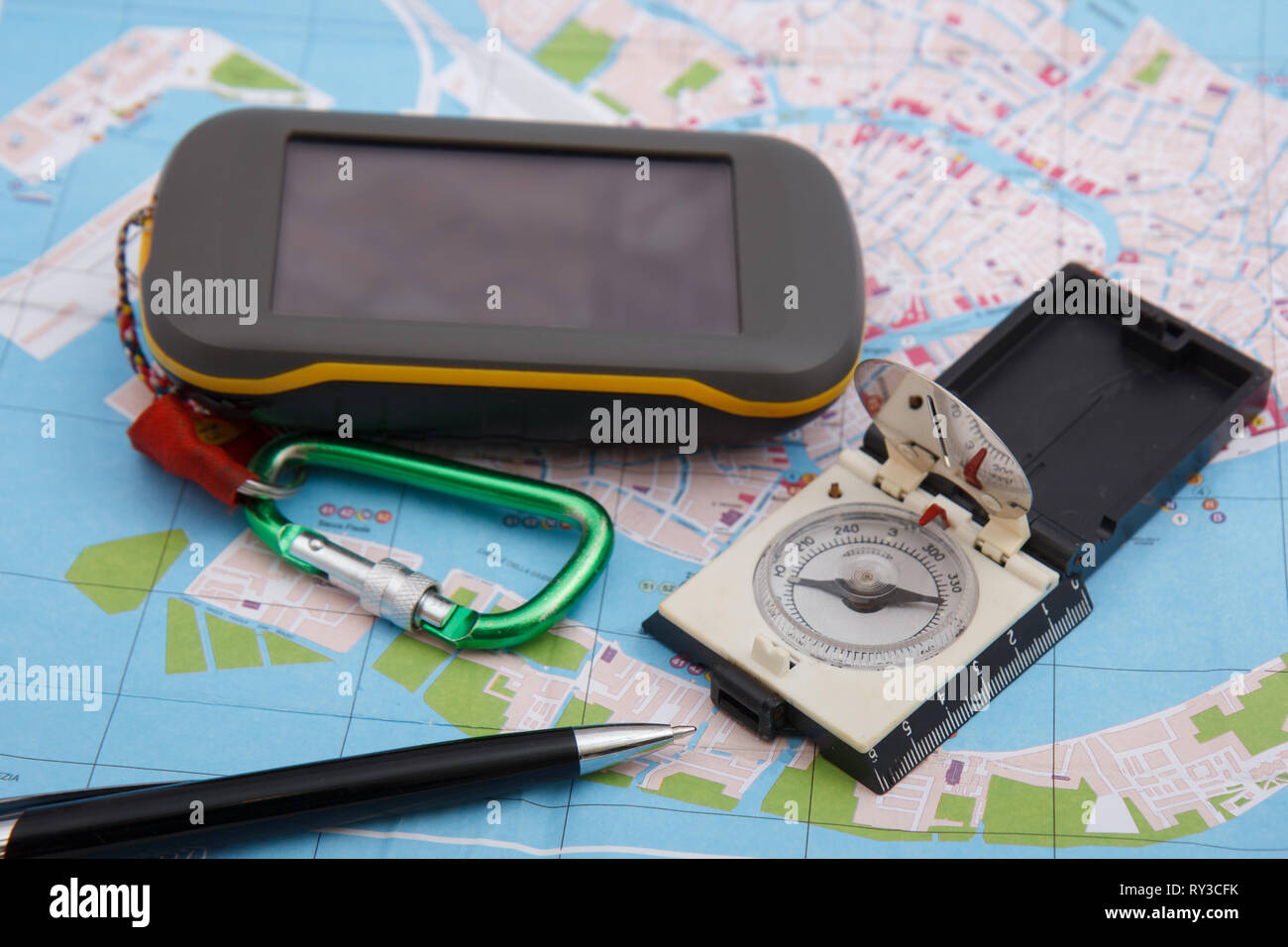 Dispositivo GPS bussola e mappa Foto Stock