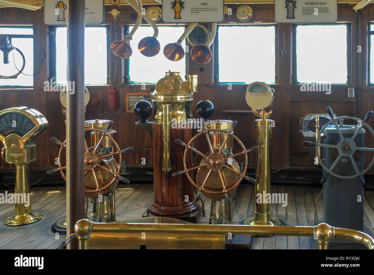 Selezione di rame antico e ottone e ruote di navi Foto Stock