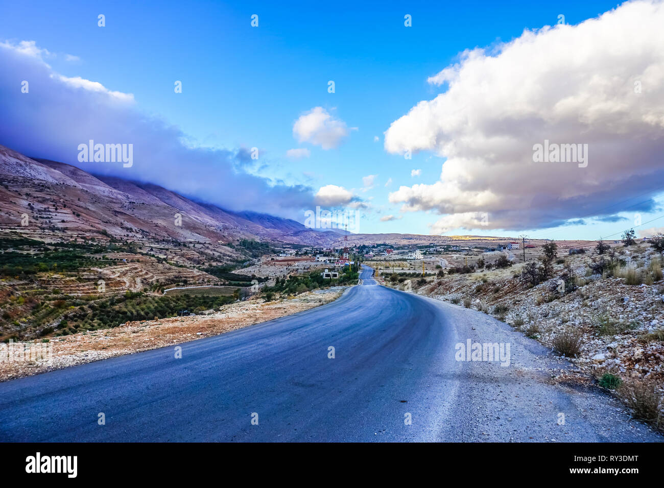 Libano Montagne Bekaa Valley Road con vedute mozzafiato del cielo blu sullo sfondo Foto Stock