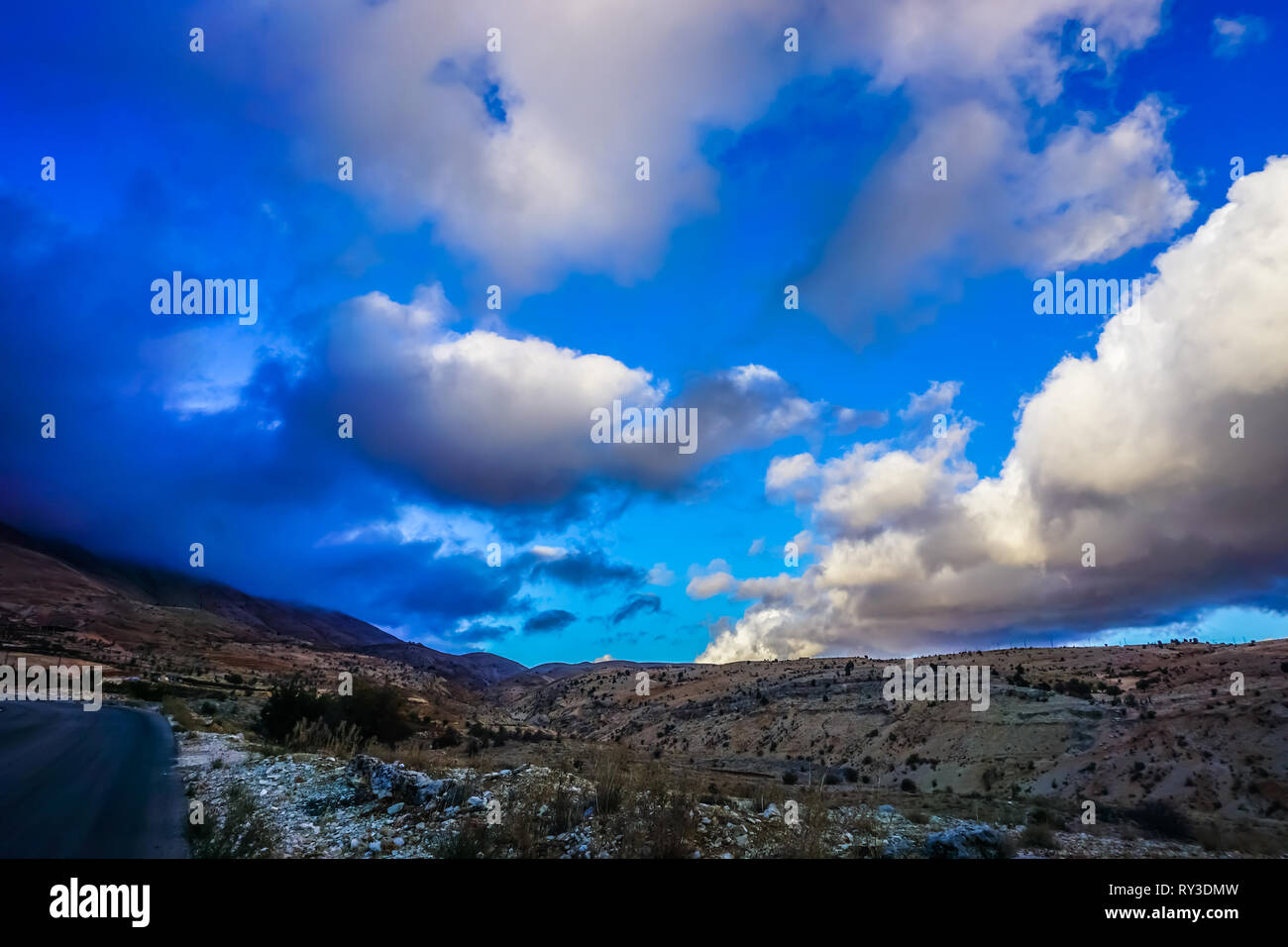 Libano Montagne Bekaa Valley Road con vedute mozzafiato del cielo blu sullo sfondo Foto Stock