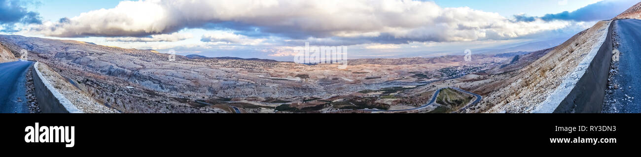 Libano Montagne Bekaa Valley Road con vedute mozzafiato del cielo blu sullo sfondo Foto Stock