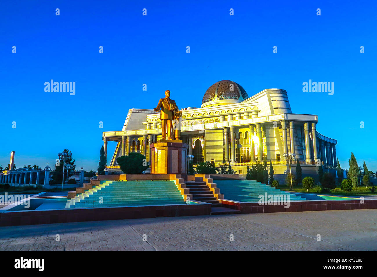 Mary Turkmenistan edificio della Biblioteca Nazionale con il Presidente Saparmurat Niyazov statua Holding Ruhnama prenota Foto Stock