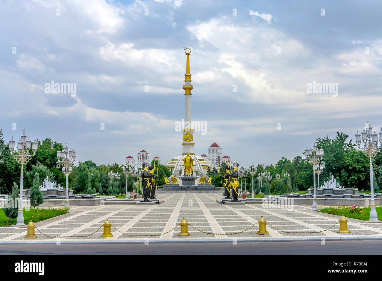 Ashgabat indipendenza monumento con il Presidente Saparmurat Niyazov statua Foto Stock
