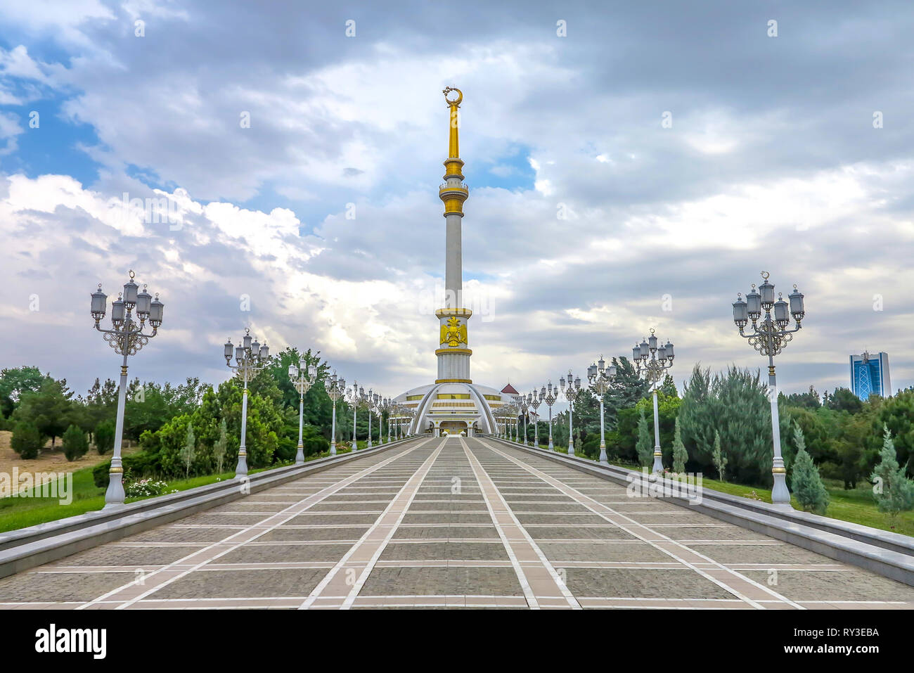 Ashgabat indipendenza monumento vista posteriore con cielo molto nuvoloso Foto Stock