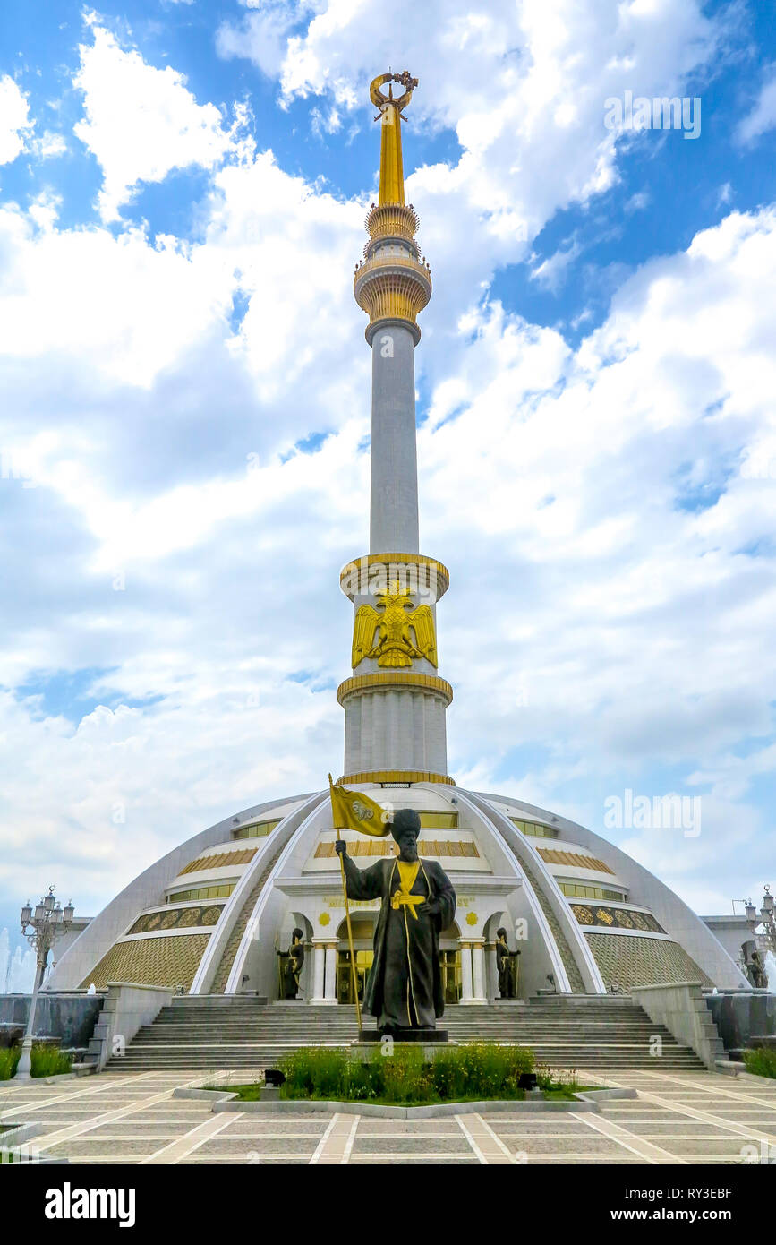 Ashgabat indipendenza monumento con il turkmeno guerriero in sventola Bandiera Foto Stock