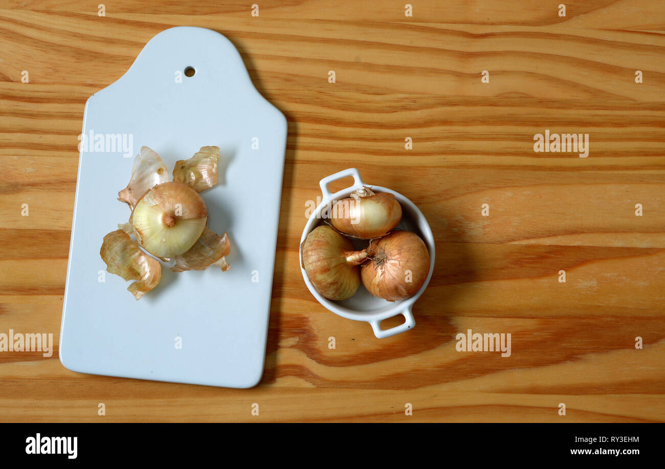 Bianco di ceramica tagliere e cipolle - Orizzontale - primo piano Foto Stock
