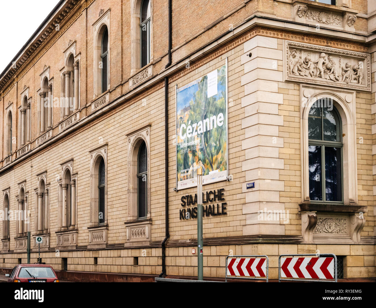 Karlsruhe, Germania - Ott 29, 2017: Staatliche Kunsthalle Karlsruhe Galleria d'Arte di stato su Hans-Thoma-Strasse con Cezanne pittore banner di esposizioni Foto Stock