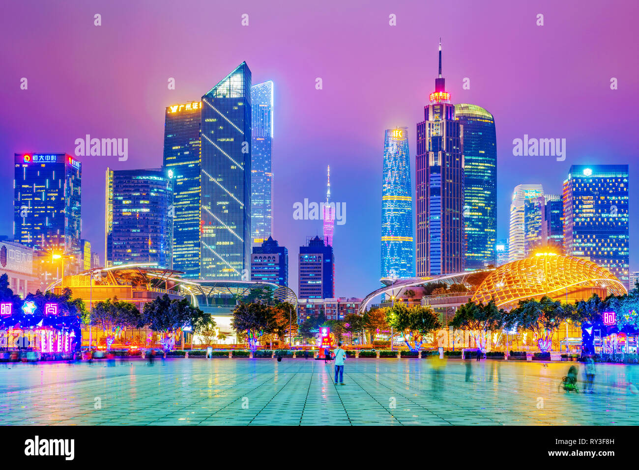 GUANGZHOU, Cina - 18 ottobre: questa è una vista serale della città di Guangzhou skyline di Zhujiang città nuovo quartiere finanziario del centro cittadino di area a ottobre Foto Stock