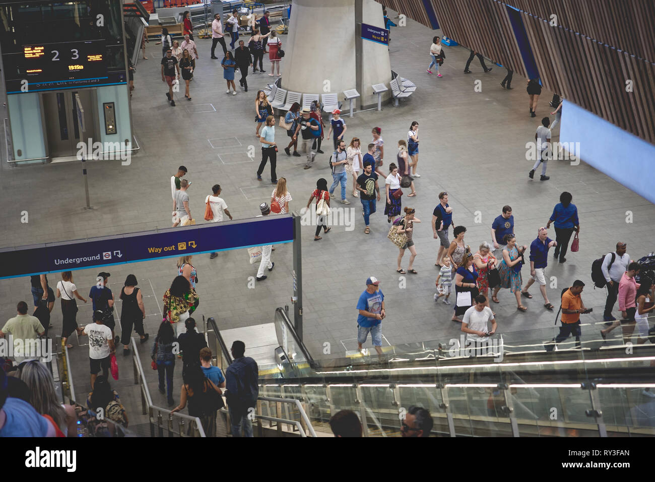 London, Regno Unito - Agosto, 2018. Turisti e pendolari nella nuova stazione di London Bridge, la quarta stazione più trafficate di Londra. Foto Stock