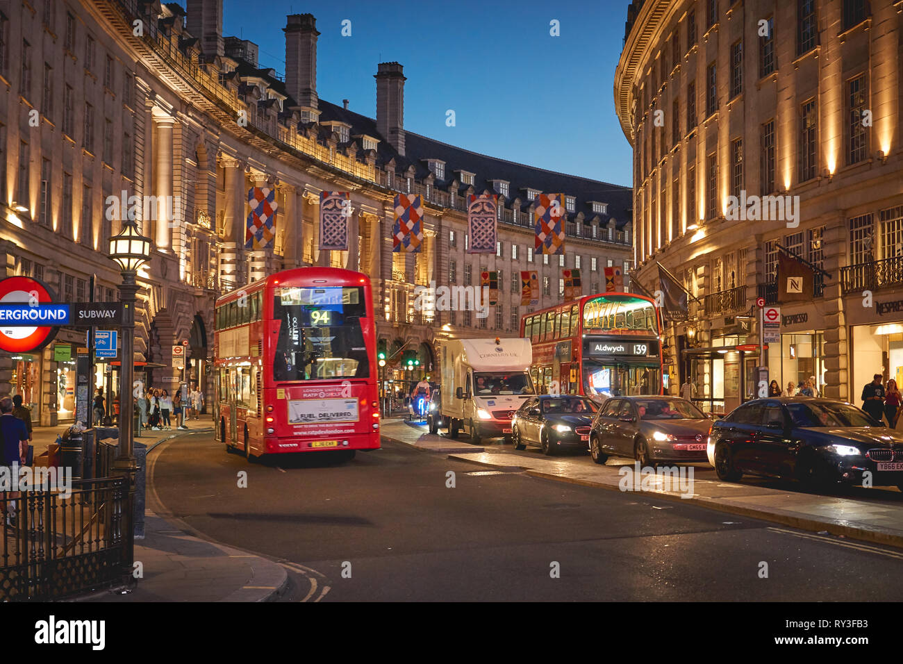 London, Regno Unito - Agosto, 2018. Vista notturna di Regent Street e Piccadilly Circus. Foto Stock