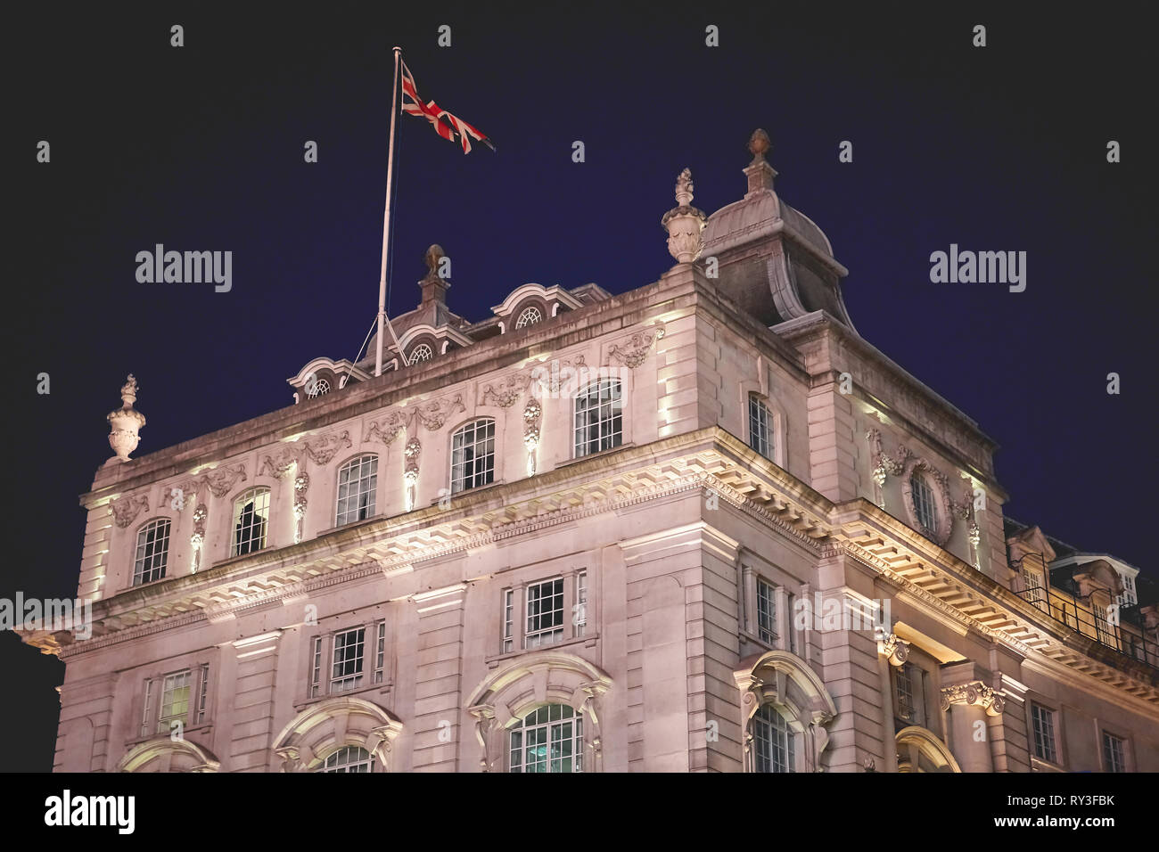 London, Regno Unito - Agosto, 2018. Vista di un edificio storico affacciato Piccadilly Circus di notte. Foto Stock