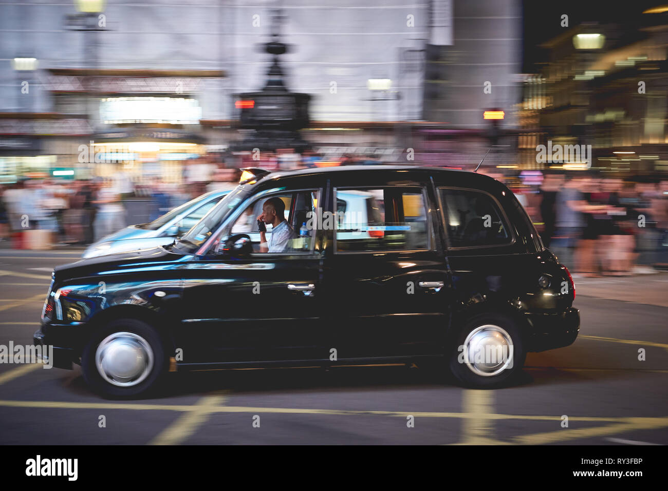 London, Regno Unito - Agosto, 2018. Un taxi fino a Piccadilly Circus di notte. Taxi neri sono i più iconica simbolo di Londra nonché Red Double Decker bus. Foto Stock London, Regno Unito - Agosto, 2018. Un taxi fino a Piccadilly Circus di notte. Taxi neri sono i più iconica simbolo di Londra nonché Red Double Decker bus. Foto Stock